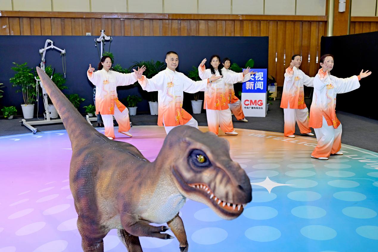 易倍体育网站：中央广播电视总台“智享未来——保姆机器人大会”成都智慧康养机器人展演启幕(图5)