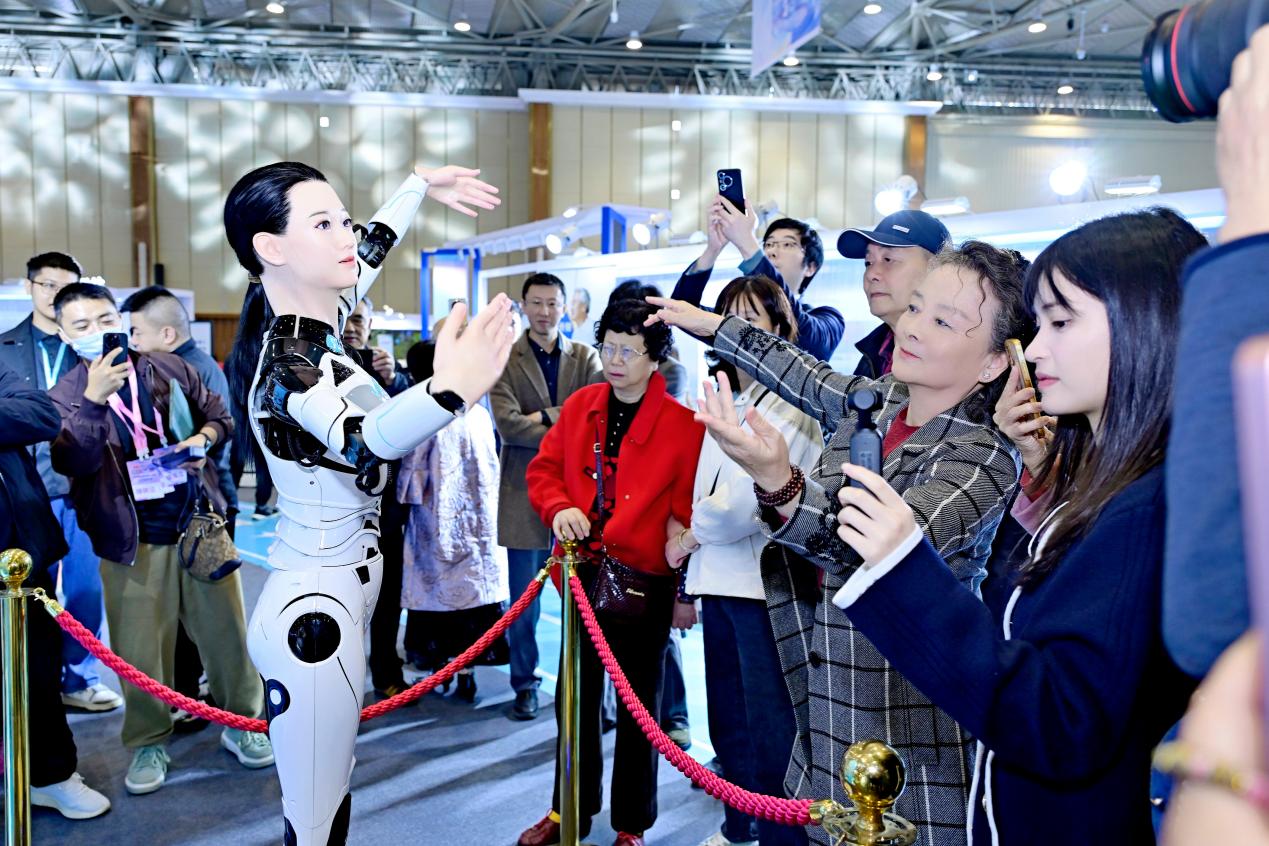易倍体育网站：中央广播电视总台“智享未来——保姆机器人大会”成都智慧康养机器人展演启幕(图6)