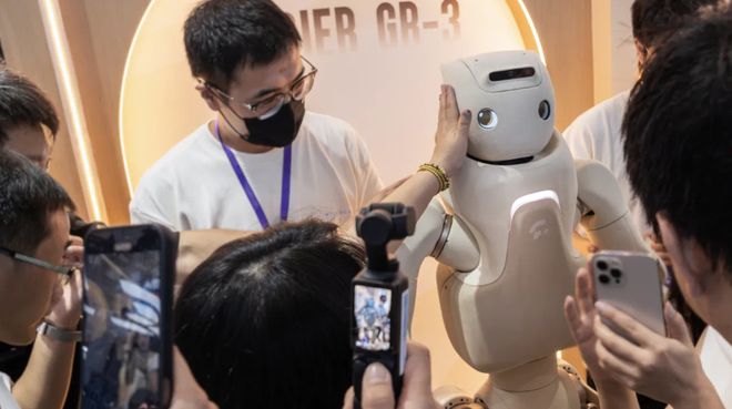 Emc易倍体育：从张江走出的人形机器人正在康养领域加速落地张江再出发