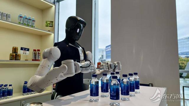 Emc易倍体育：大国“展”略｜从机械臂到具身机器人：进博会见证制造业“智变”