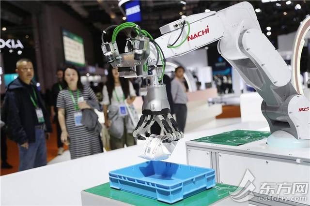 Emc易倍体育：大国“展”略｜从机械臂到具身机器人：进博会见证制造业“智变”(图3)