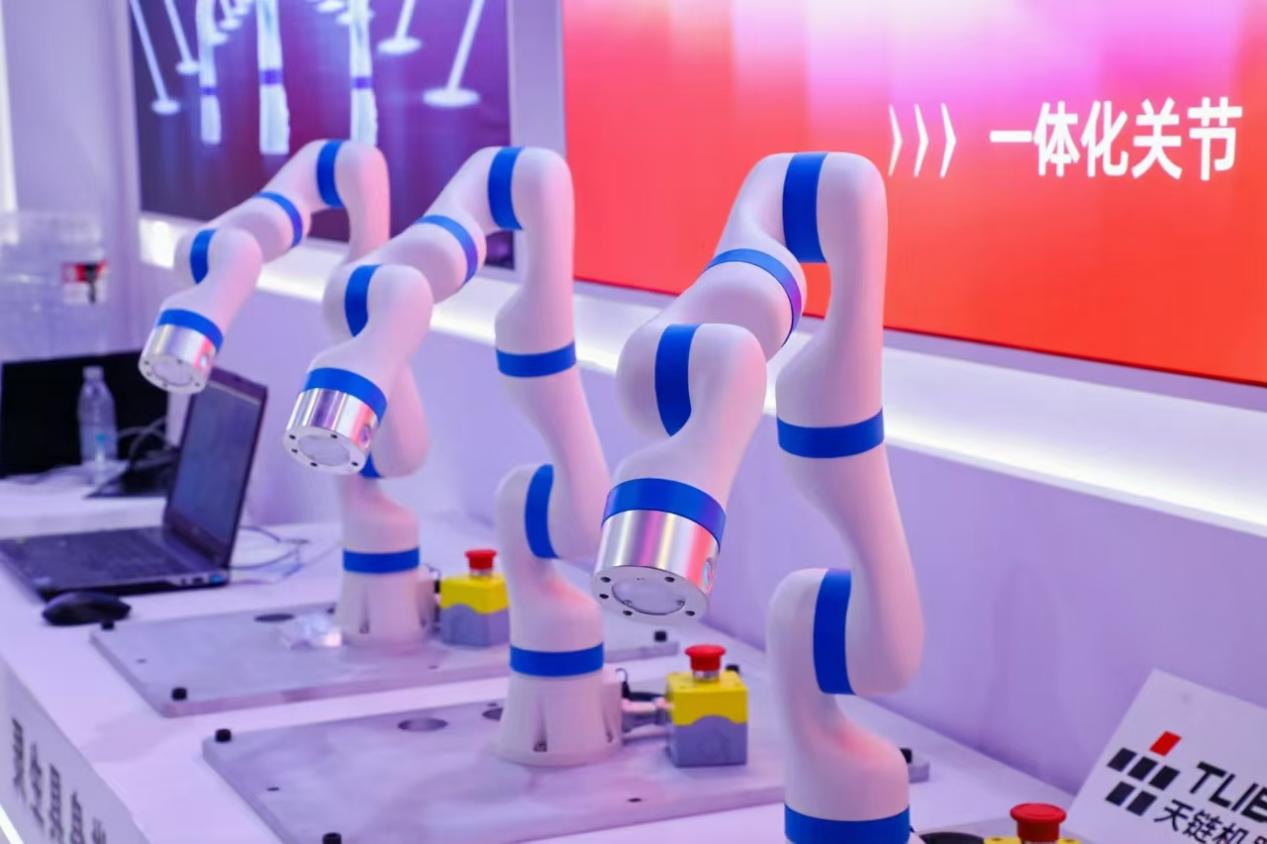 精彩共享天链机器人亮相2024世界机器人大会(图2)