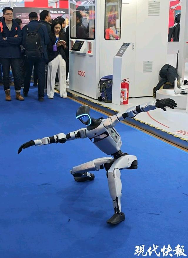 Emc易倍体育：能写诗、能跳舞……2025世界智能制造大会上演机器人技能大PK(图3)