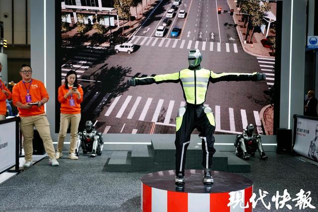 Emc易倍体育：能写诗、能跳舞……2025世界智能制造大会上演机器人技能大PK(图5)