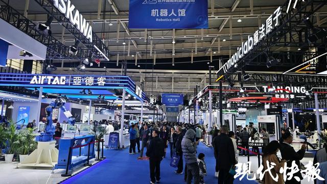 Emc易倍体育：能写诗、能跳舞……2025世界智能制造大会上演机器人技能大PK(图2)