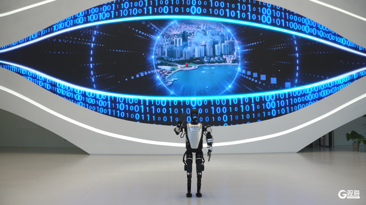 Emc易倍体育：从导览到巡检、导购！崂山区这款具身智能机器人已实现多场景落地