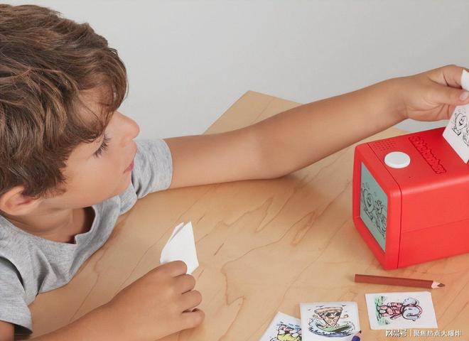 Emc易倍体育：AI硬件做减法反而赚钱？剔除复杂功能用户买单更爽快