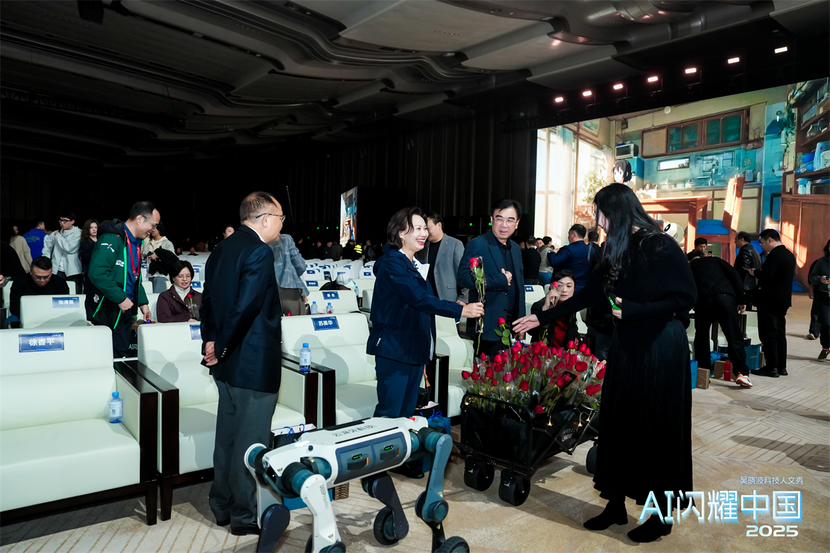 易倍体育网站：云深处科技亮相吴晓波AI跨年演讲机器人闪耀“具身智能”高光时刻(图3)