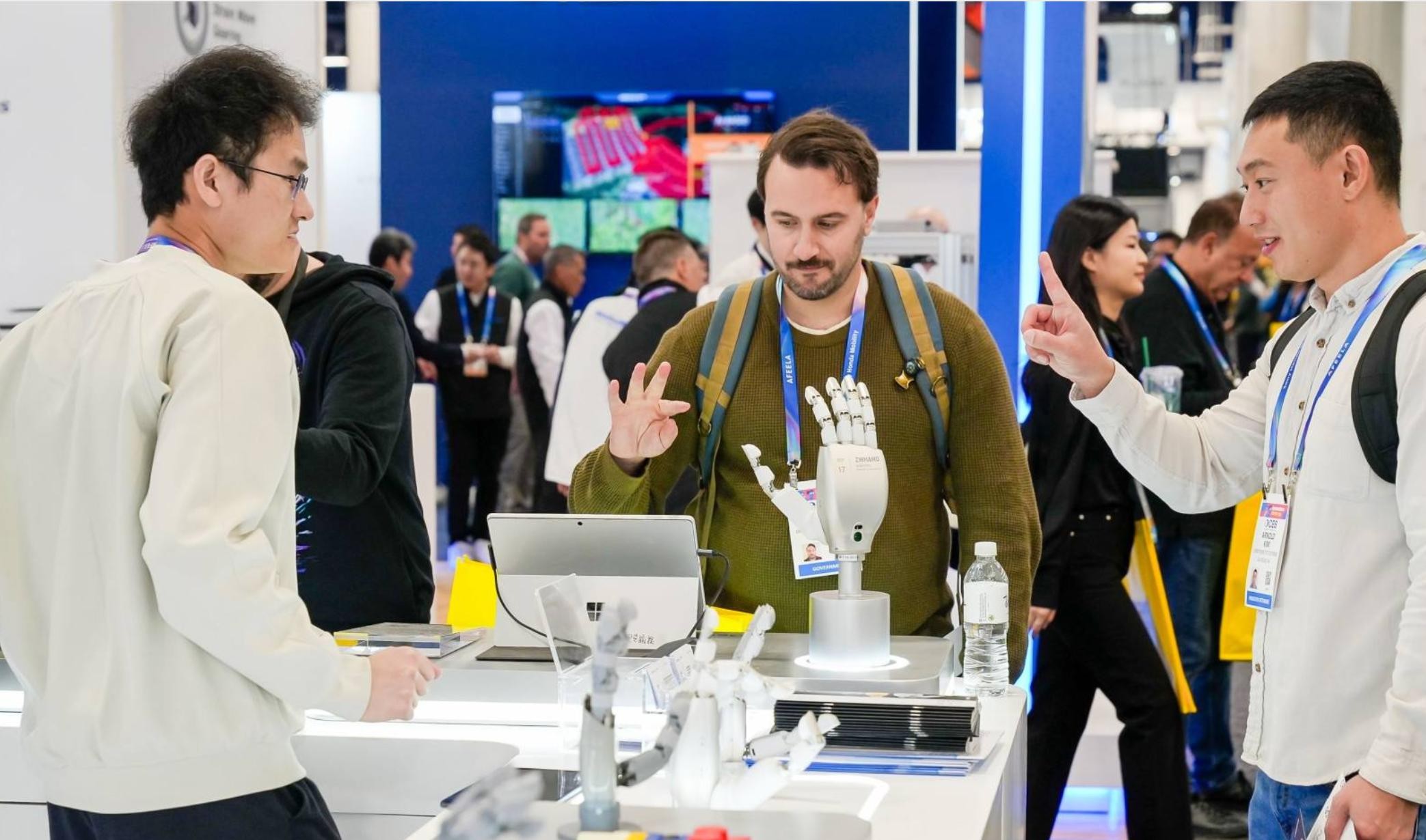 易倍体育网站:CES2026机器人板块聚焦具身智能国产灵巧手ZWHAND技术突破成焦点(图3)