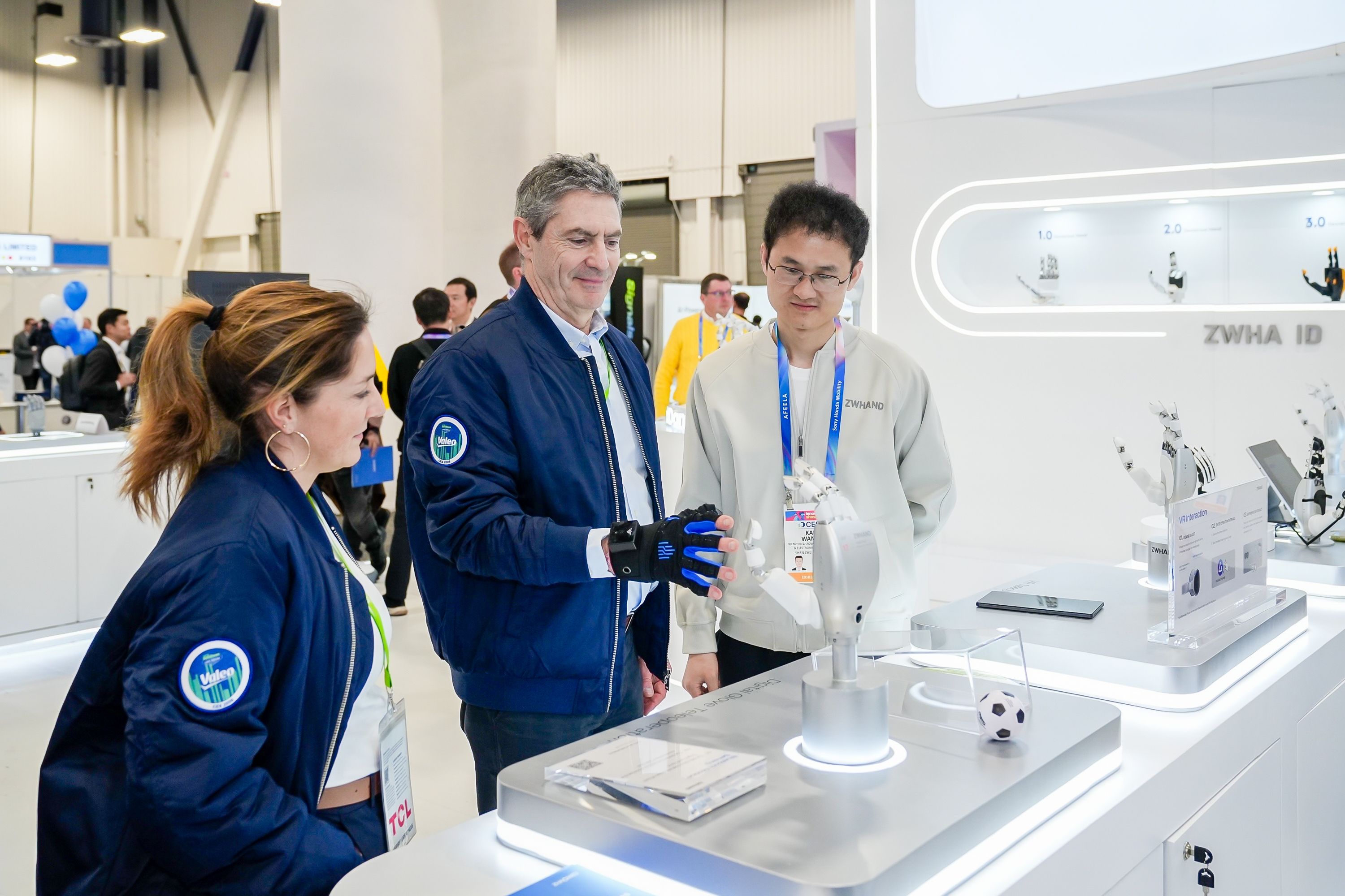 易倍体育网站:CES2026机器人板块聚焦具身智能国产灵巧手ZWHAND技术突破成焦点(图5)