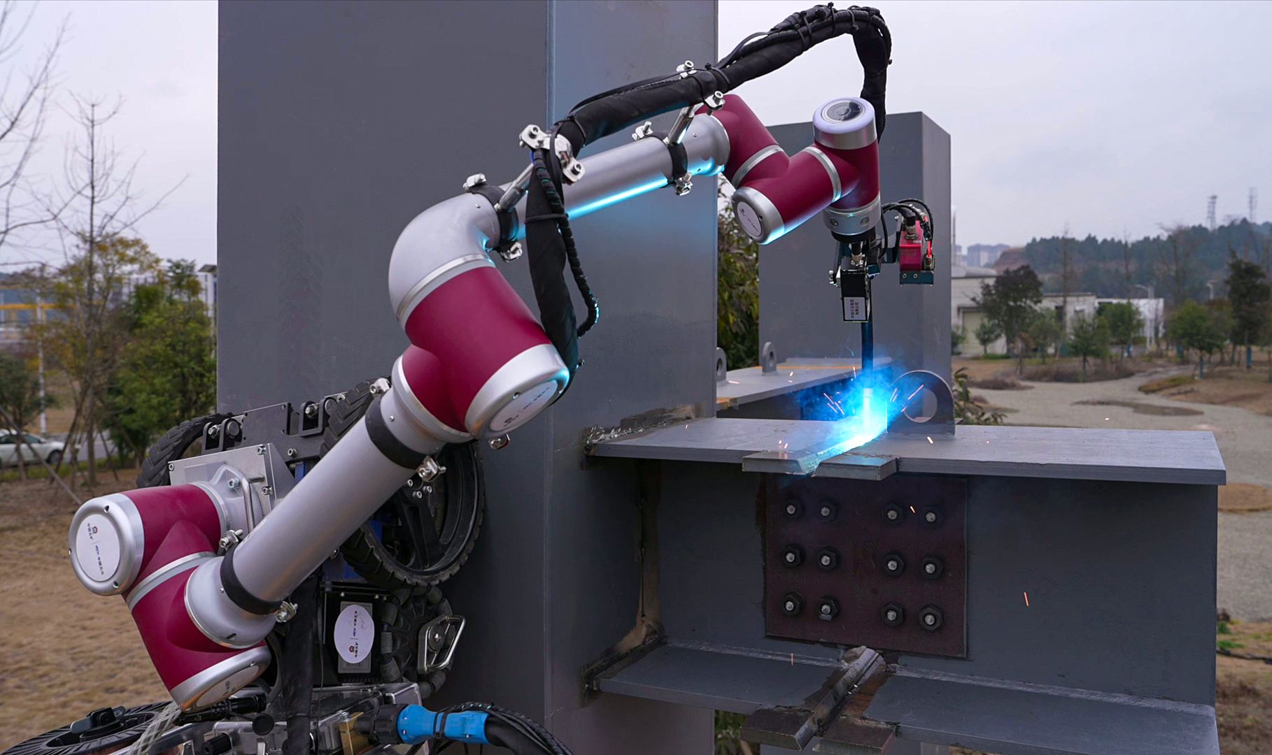 国内首个自研智能建造机器人生态集群在川亮相