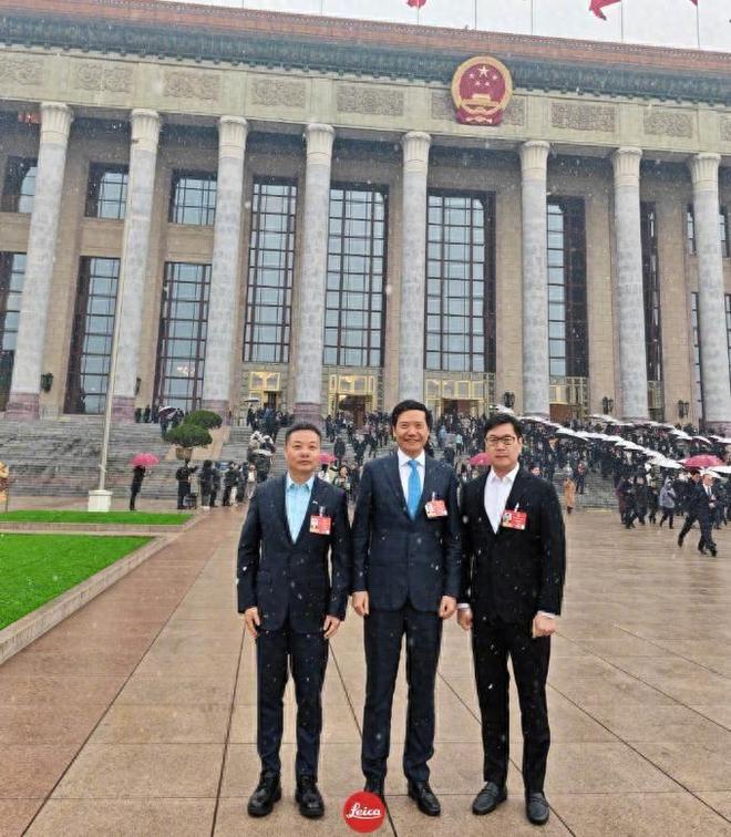 雷军现身北京：支持人工智能、机器人等发展新一代SU7要来了(图1)