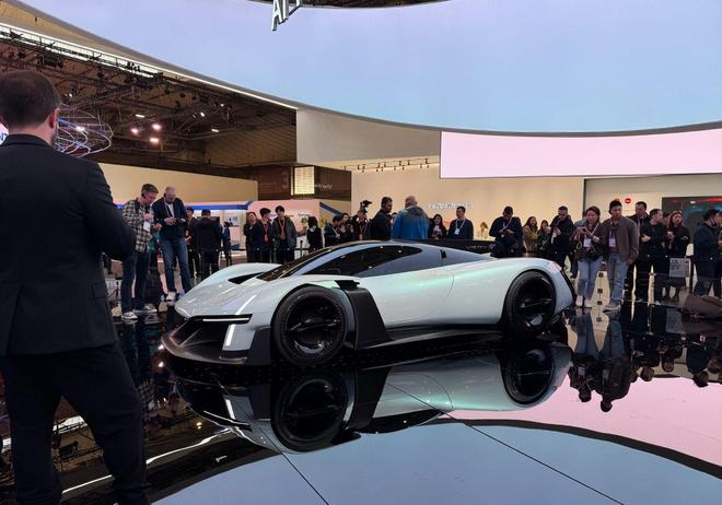 雷军现身北京：支持人工智能、机器人等发展新一代SU7要来了(图5)