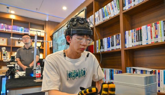 大江奔涌向未来从制造到“智”造AI兴湘向未来(图3)