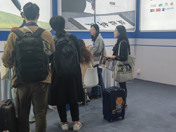 AWE首日刚下飞机老外拖着行李箱追中国智造：看得比美国CES还爽