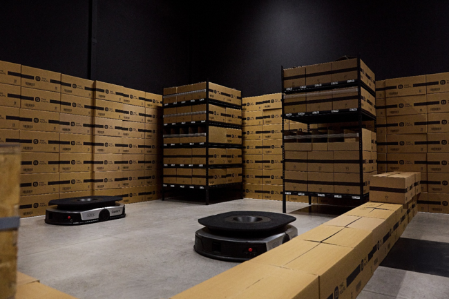 机器人定义零售新体验！极智嘉机器人亮相全球首场AI驱动的时装大秀(图2)