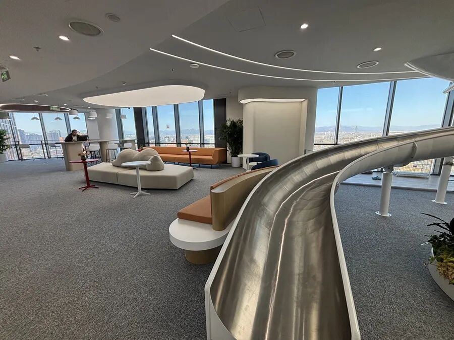 Emc易倍体育：仿生机器人、万元级人形机器人“出圈”“95后”创业者闯入行业抢位赛(图1)