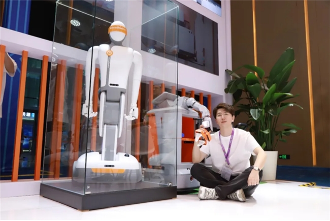享刻智能发布首个餐饮跨场景人形机器人Nico：12类技能全场景服务