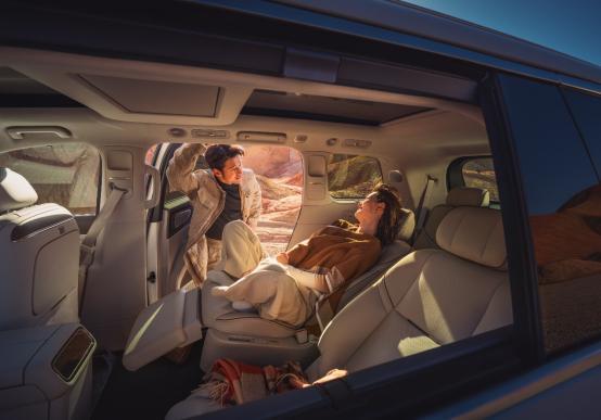 易倍体育网站：售2198万起旗舰9系SUV零跑D19正式上市(图4)