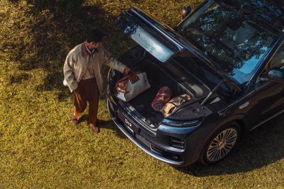 易倍体育网站：售2198万起旗舰9系SUV零跑D19正式上市(图5)